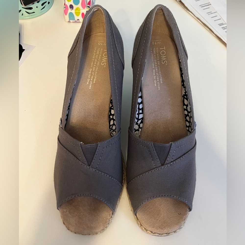 TOMS Wedges Size 10 Ash Color